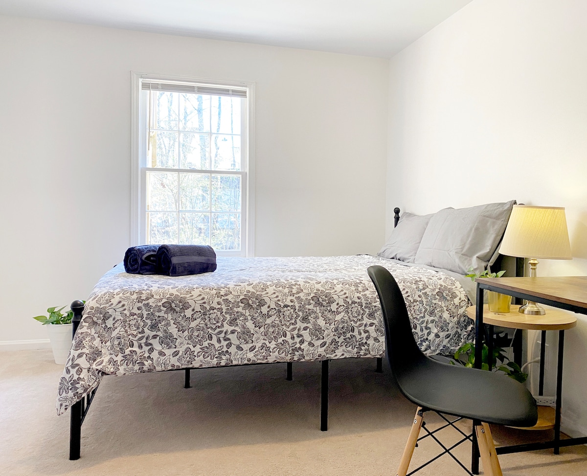 Მყუდრო საძინებელი ცალკე საცხოვრებლითა და სამუშაო სივრცით