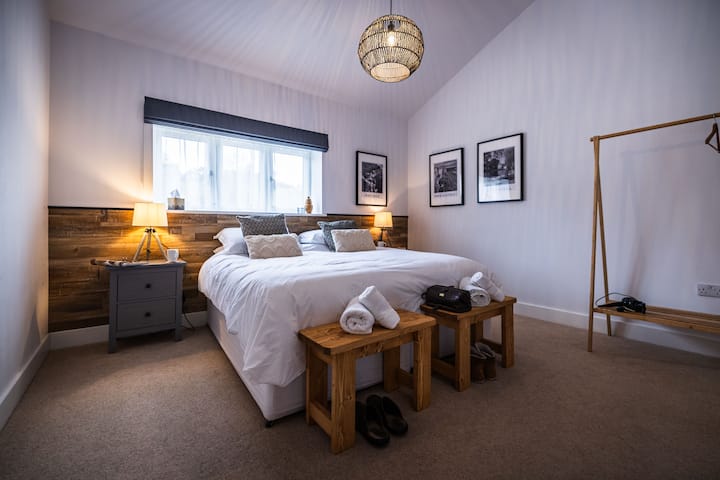 卧室1 -位于大厦前方，下午阳光较晚，温馨安静，远离起居空间。