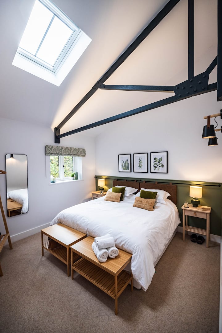 卧室4 -这间卧室具有工业风情，原始横梁头顶。