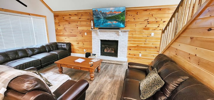 Lake Access, Private Hottub, Firepit & Arcade Room - Pocono Mountains, PA