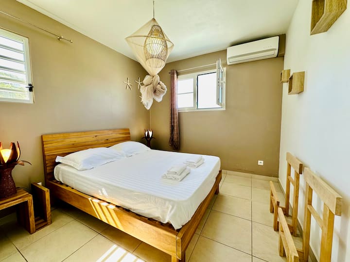 Dhoma e gjumit #3 lart A/C me krevat 160 cm, gardërobë e madhe. Pamje shumë e mirë nga deti