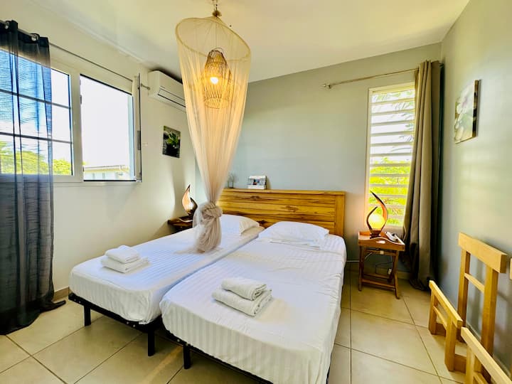 Dhoma e gjumit #4 në katin e sipërm me ajër të kondicionuar me dy krevate tek 90 cm (mundësia për të bërë një krevat dopio 180 cm), gardërobë e madhe. 