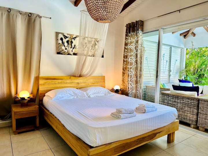 Dhoma e gjumit #1 me ajër të kondicionuar me krevat 160 cm, gardërobë të madhe dhe banjë brenda dhomës. 
Hyrje në tarracën e jashtme