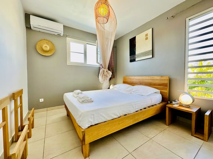 Dhoma e gjumit 2 në dyshemenë me ajër të kondicionuar me krevat 160 cm, gardërobë e madhe. Pamje shumë e mirë nga deti