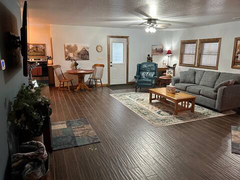 Rye Creek Blue Cabin - A New Spacious Farmhouse