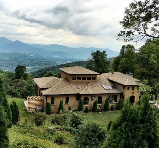 Mountaintop Villa 8 min to Downtown!