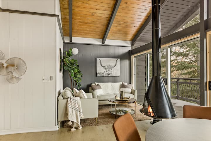 Treetop Modern Cabin Close to Village and Sky Park - Cabins for Rent in ...