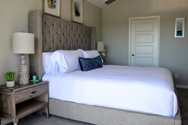 غرفة نوم رئيسية في الطابق الثالث بحمام متصل 