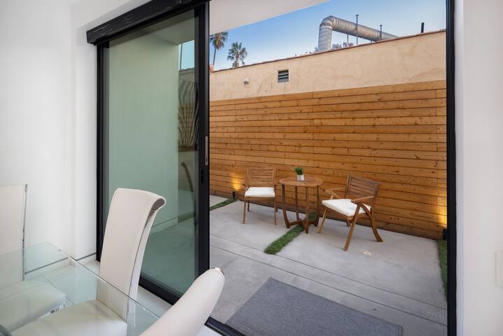 Modern Resort on Melrose |Pool & Spa, Gym| Rooftop gallery image 3