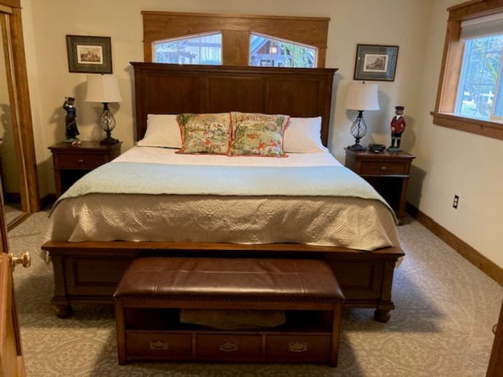 Cama king con puertos USB incorporados en la cabecera. Mesas de noche dobles para almacenamiento. Doble cierre.