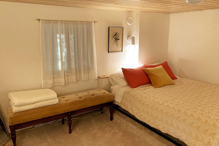 Chumba kizuri cha kulala chenye kitanda 1 cha kifalme; urefu wa dari futi 6 2 ndani