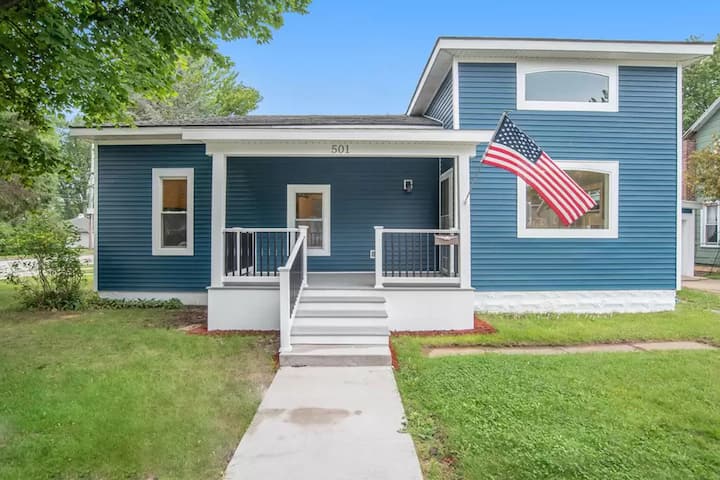 Upscale luxury home just a few blocks from beach