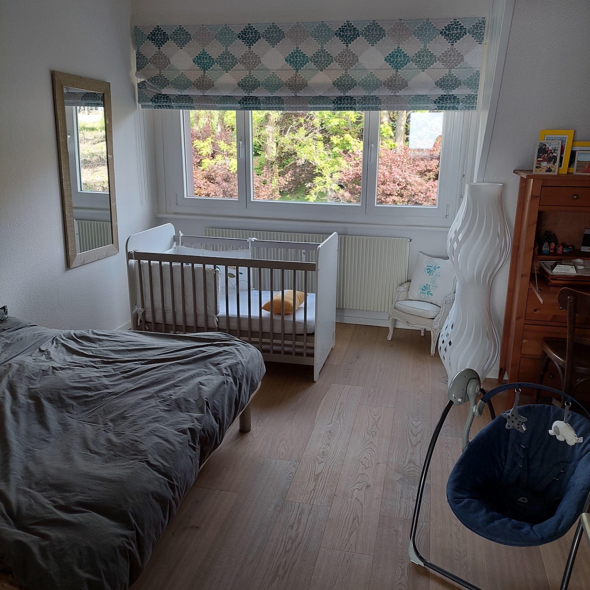 配有双人床和高脚椅杆床的卧室3