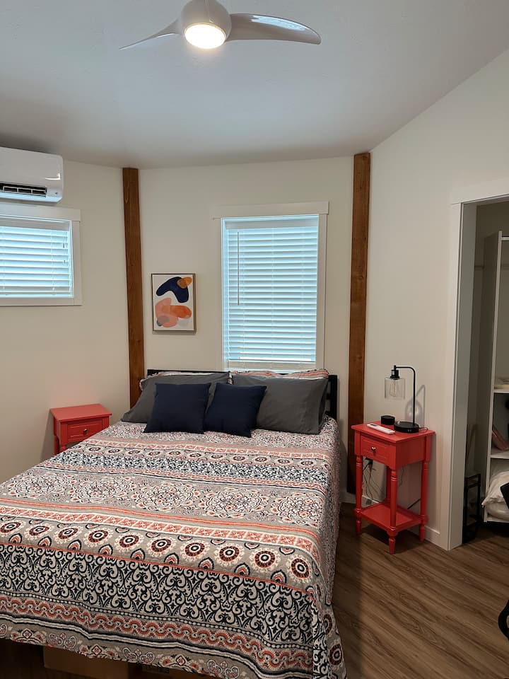 Спалня 1 с двойно легло, бюро и дрешник