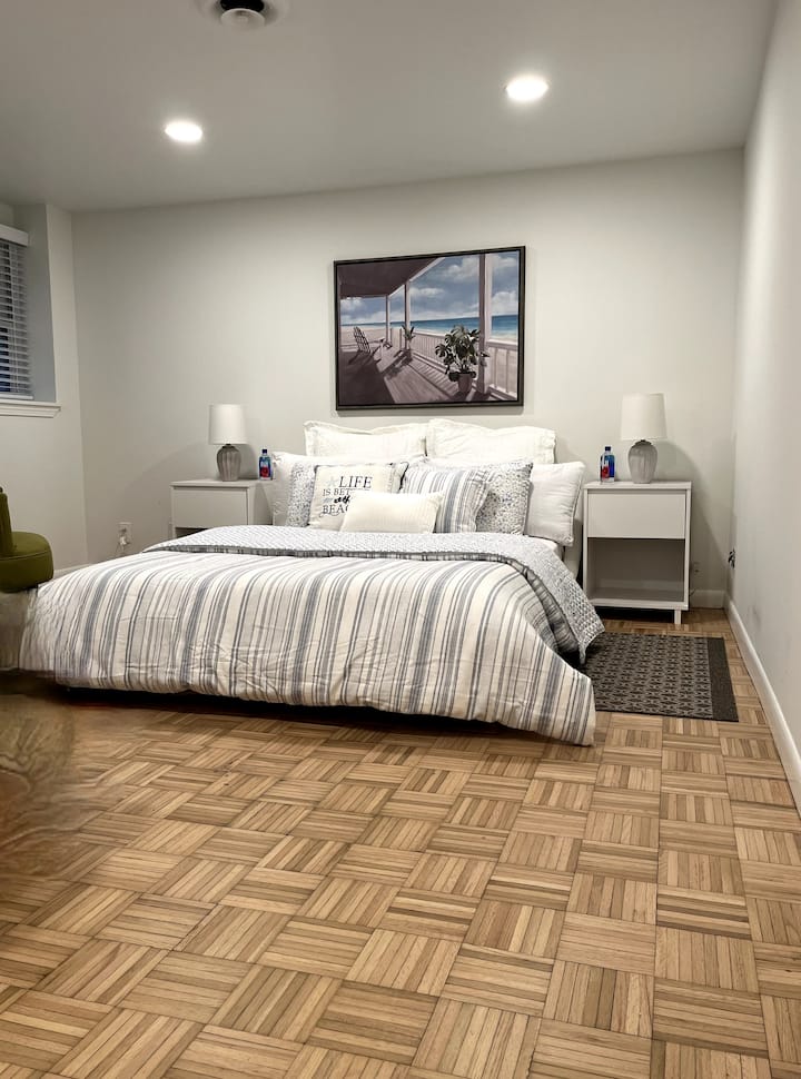 Dormitorio con cama tamaño Queen