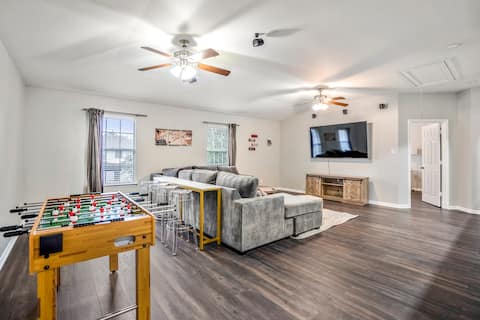Chic Blaze Getaway | Sleeps 8 | Fire Pit