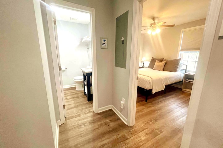 Pogled na spavaću sobu s bračnim krevetom i kupaonicu s WC-om iz hodnika