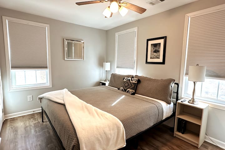 Primarna spavaća soba ima veliki bračni krevet , TV od 60"i privatnu kupaonicu