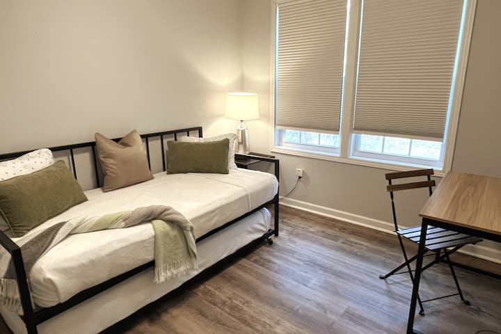 U trećoj spavaćoj sobi nalazi se bračni krevet na razvlačenje, HDTV ravnog ekrana od 50"i namjenski prostor za rad