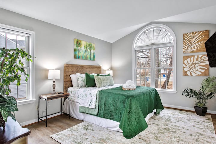 Მყუდრო და მშვიდი! რბილი ბუნებრივი ტონები, პლუშის საწოლი, ბრტყელეკრანიანი ტელევიზორი და თბილი განათება მშვიდ დასვენებას ქმნის.
