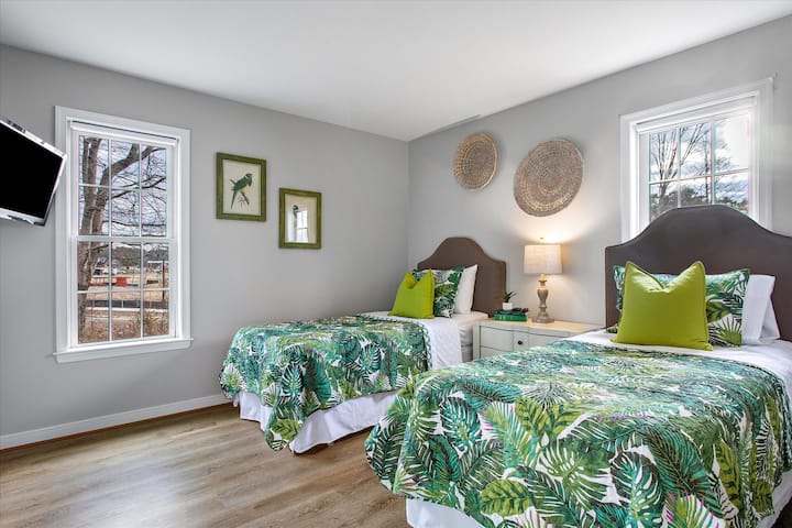  Მოწვევა და გართობა! ორი კომფორტული ორადგილიანი საწოლი, ბრტყელეკრანიანი ტელევიზორი და დასასვენებელი ატმოსფერო შესანიშნავი სივრცეა ყველა ასაკის ადამიანისთვის.