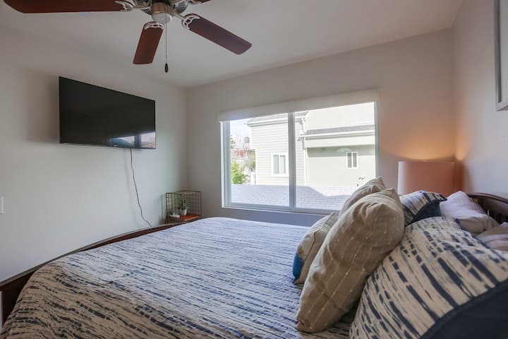 819: Spálňa na druhom poschodí má manželskú posteľ, inteligentnú televíziu Roku, šatník a vlastnú kúpeľňu.