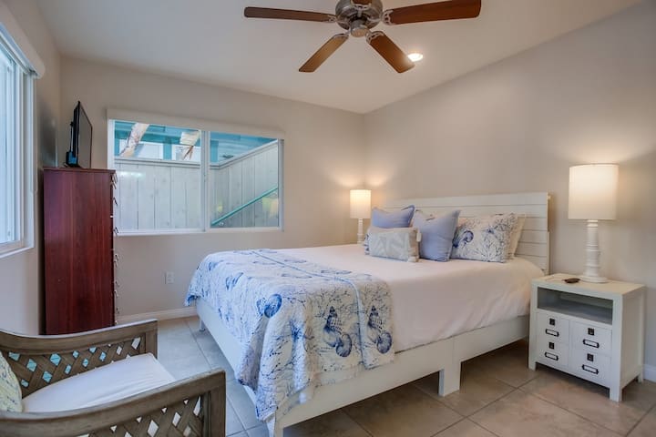 819: Spálňa na prvom poschodí má manželskú posteľ, inteligentnú televíziu Roku, vlastnú kúpeľňu a prístup na prednú terasu.