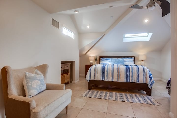 819: Spálňa na treťom poschodí má manželskú posteľ, oddelenú posteľ, balkón, vlastnú kúpeľňu, inteligentnú televíziu Roku a prístup na strechu. Ak chcete získať prístup na strechu, musíte prejsť touto izbou.