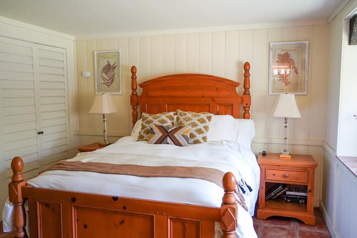 Პირველი ამბის მთავარი ფლიგელის საძინებელი მოიცავს:

- საწოლი Queen და დამატებითი ბალიშები
- აბაზანა-ტუალეტი აბაზანითა და პირადი ჰიგიენის ნივთებით (საპონი, კონდ., შამპუნი და ლოსიონი და ფენი).
- ორი მყუდრო სააბაზანო სამოსი
- კარადაში ნაპოვნი შეკვრა და საბავშვო ჭიშკარი. 