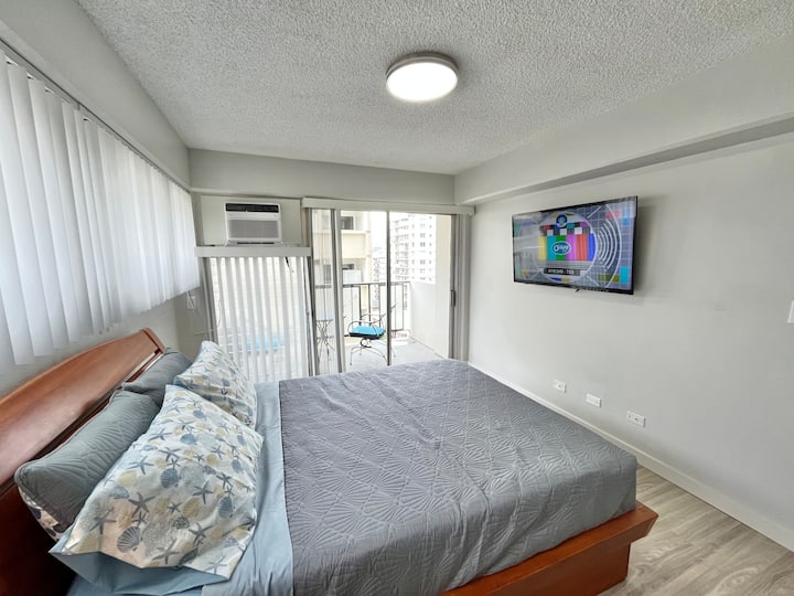 Waikiki Studio Steps from Beach! Condominiums for Rent in Honolulu