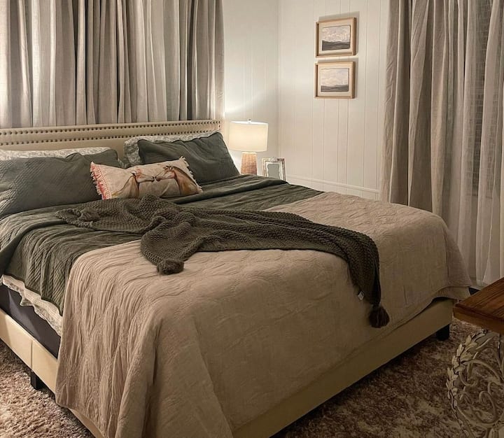 חדר השינה השני מתאים גם למלך. זה חדר קטן אך נעים עם טלוויזיה ומראה וארון באורך מלא. 