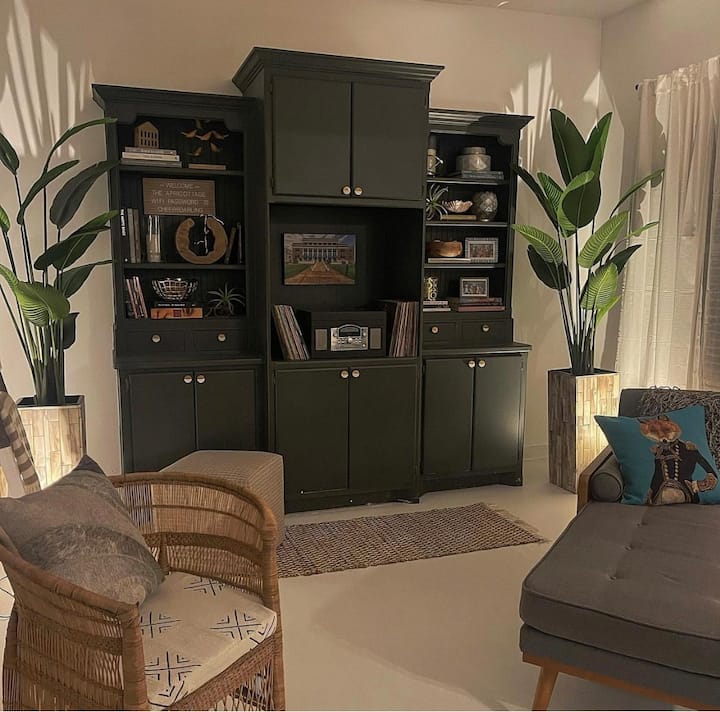 סלון בנוי עבור פטיפון וקולקציית תקליטים שבו מצעים מאוחסנים למזרן מתנפח וכריות נוספות. 