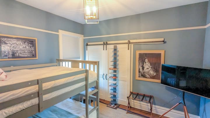 מיטת קומתיים יפה ומרווחת המשלבת אלגנטיות עם פרקטיות.