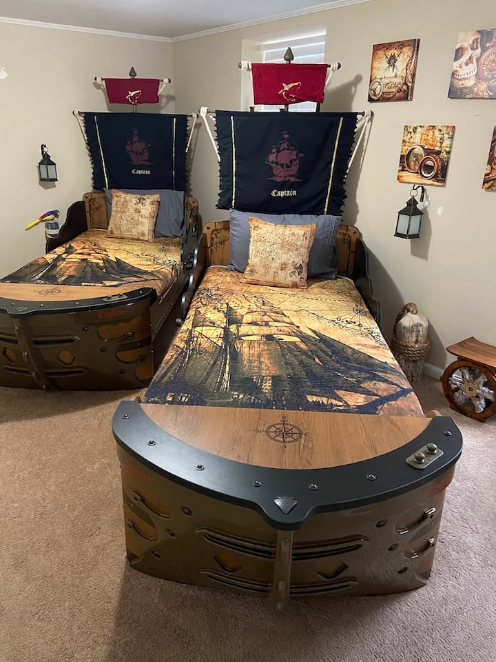 Arrr...Dormitorio de barco pirata en la planta baja con dos camas individuales.