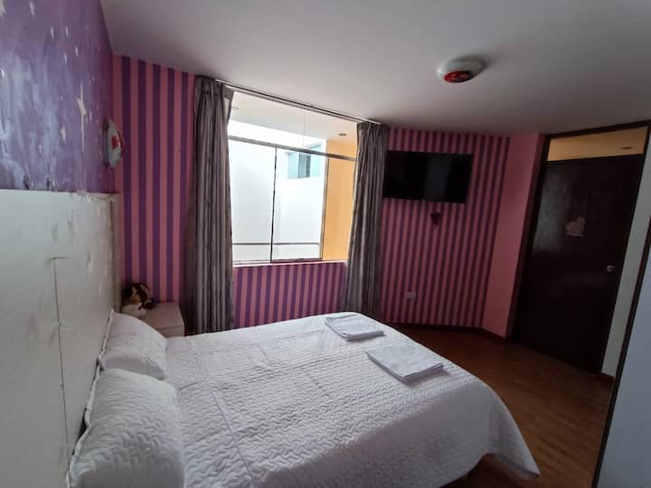 Izba Cami #02.
Posteľ s 2 miestami na sedenie.
TV.
Stôl na oblečenie.
Nočný stolík.
Vlastná kúpeľňa.