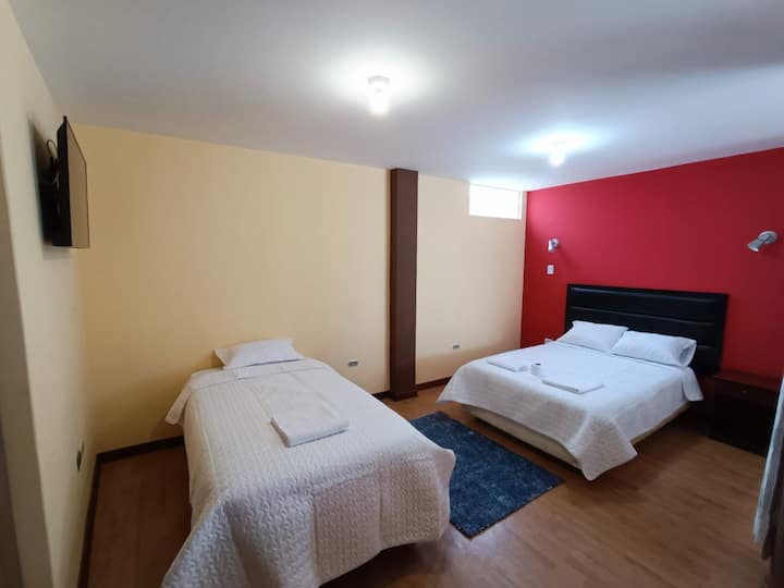 Sebas Room #04.
Posteľ s 2 miestami na sedenie.
Posteľ 1,5 miesta na sedenie.
Televízor.
Stôl na oblečenie.
Nočný stolík.