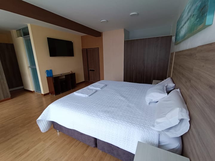 hlavná spálňa s manželskou posteľou King + televízor