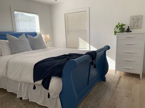 Quaint 2 Bedroom Flat Downtown