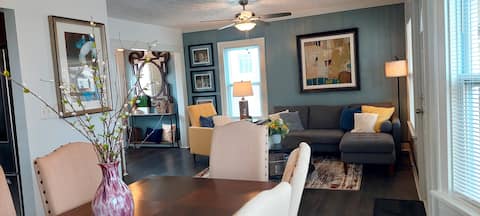 Top Airbnb: 2 Story Home 3 Bed/2 Bath 12 min to Dtown & Aport in West Boulevard