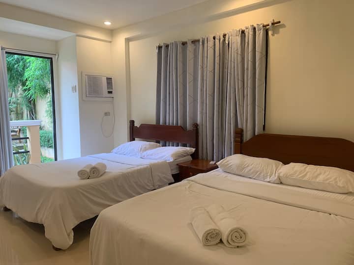 غرفة نوم خامسة بسرير بحجم كبير.