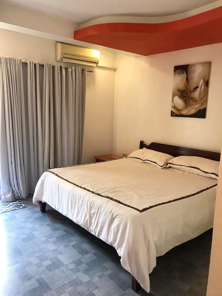 غرفة نوم خامسة بسرير كبير