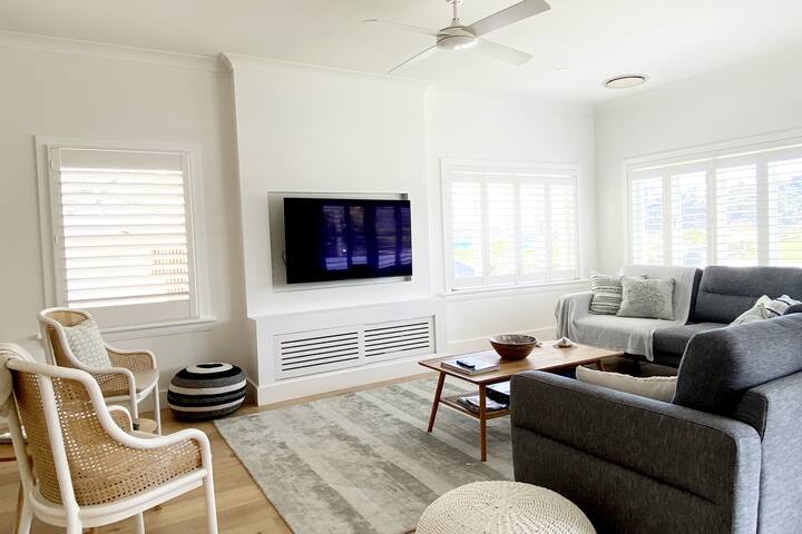 Freshwater Beach House – footsteps to the sand. gallery image 4