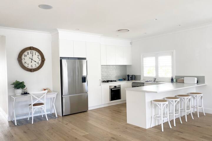 Freshwater Beach House – footsteps to the sand. gallery image 5