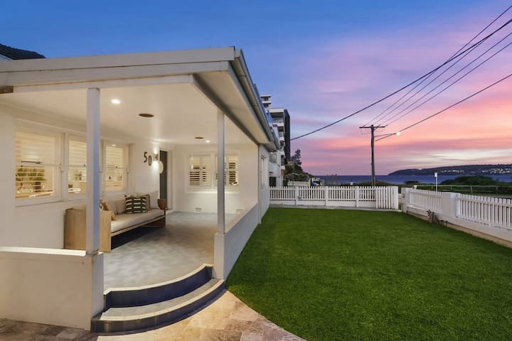 Freshwater Beach House – footsteps to the sand.