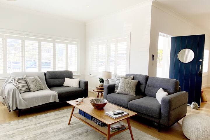 Freshwater Beach House – footsteps to the sand. gallery image 3