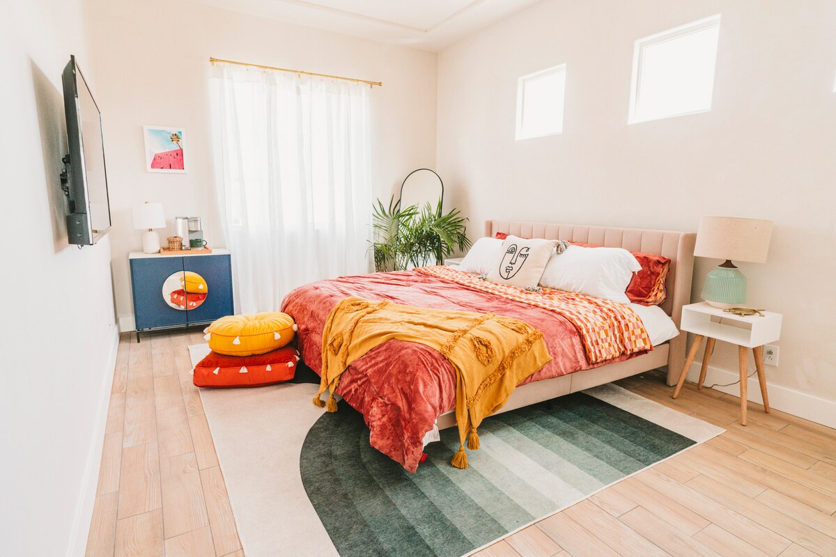 Მეორე ძირითადი საძინებელი დიდი საწოლით, ტელევიზორით, შესასვლელი კარადით და მიმაგრებული აბაზანით.