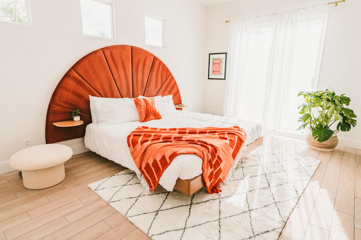 Ძირითადი საძინებელი დიდი საწოლით, ტელევიზორით, შესასვლელი კარადით და ფლიგელის აბაზანით. Გასრიალებული კარები პირდაპირ უკანა ეზოსკენ.