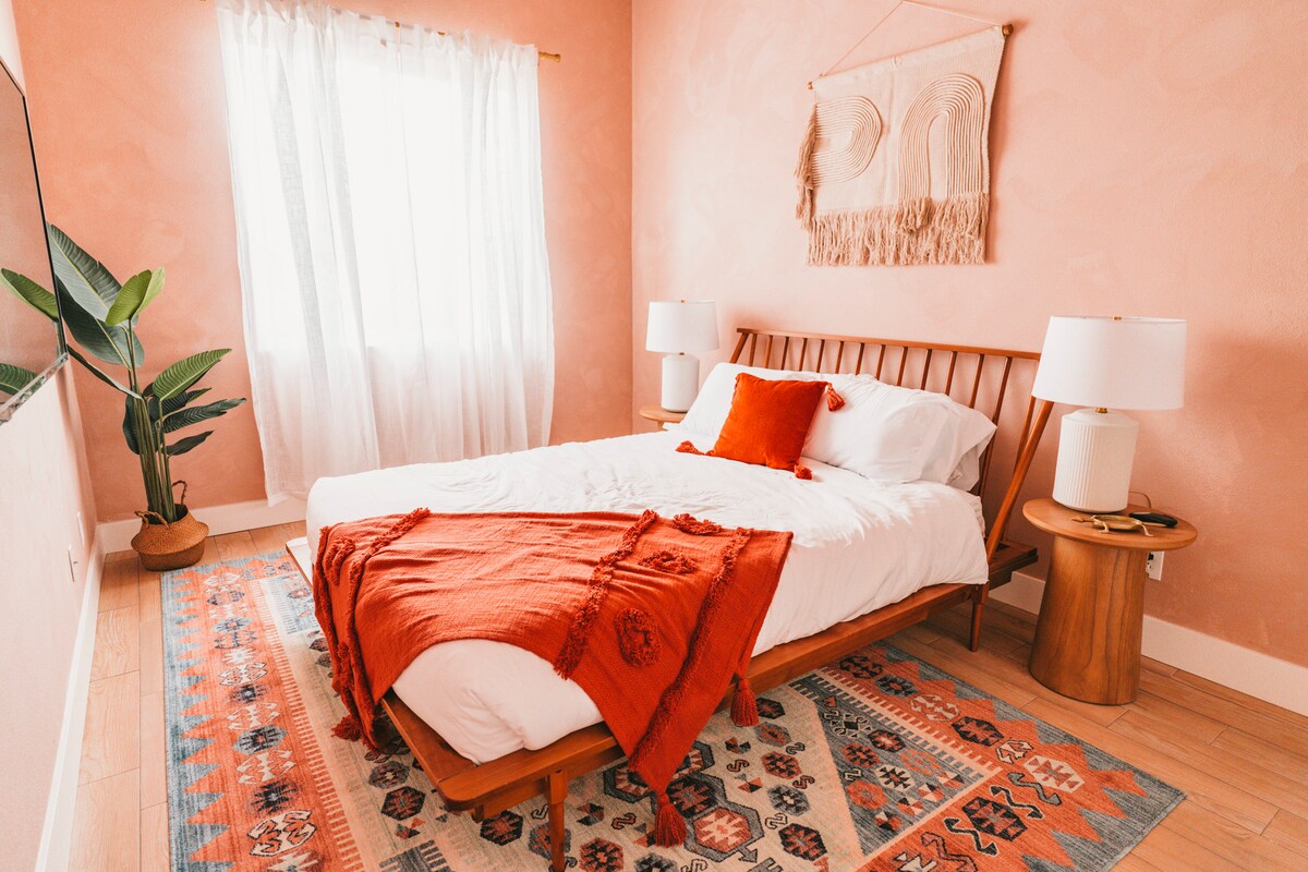 Საძინებელი 1 საწოლით, ტელევიზორით და დიდი კარადით.