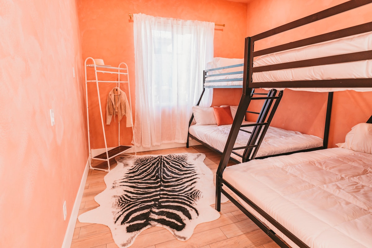 Სტუმრების საძინებელი 4 ორი ორადგილიანი (და ორადგილიანი) ორსართულიანი საწოლით.