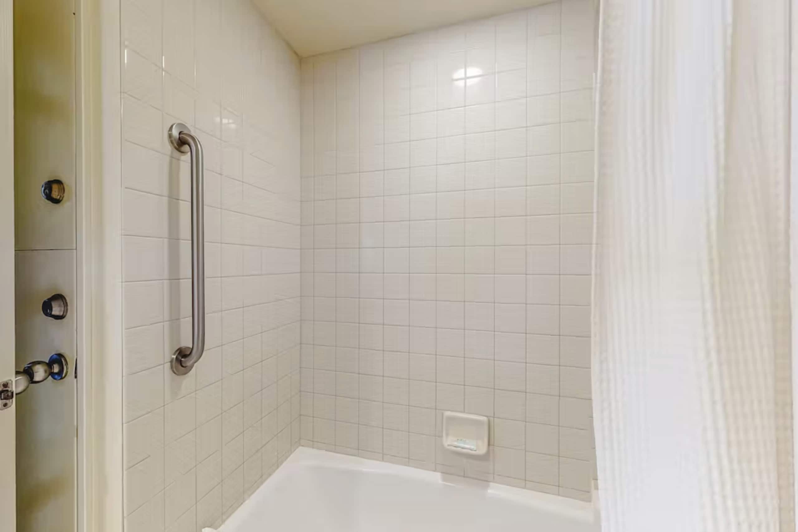 Beautiful OCEAN VIEW with free Parking & Top Floor - Photo 12